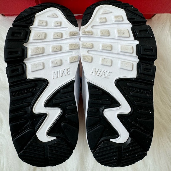 Like New! Nike Toggle Sneakers - Picture 5 of 10